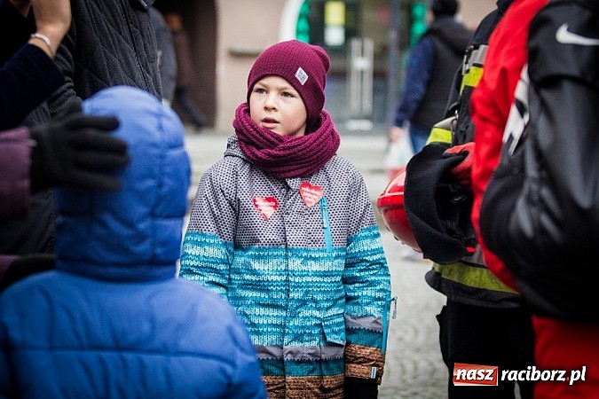 Zdjęcie w galerii na portalu naszraciborz.pl: Wielka Orkiestra Owsiaka na Rynku - z morsami, strażakami i braćmi kurkowymi wiadomości z regionu