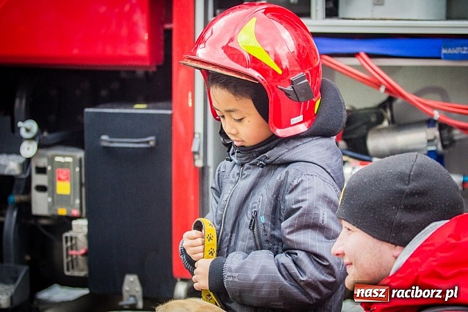 Zdjęcie w galerii na portalu naszraciborz.pl: Wielka Orkiestra Owsiaka na Rynku - z morsami, strażakami i braćmi kurkowymi wiadomości z regionu