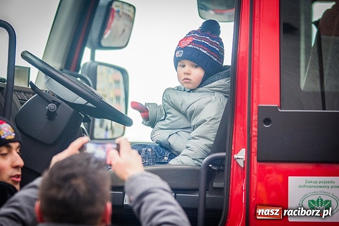 Zdjęcie w galerii na portalu naszraciborz.pl: Wielka Orkiestra Owsiaka na Rynku - z morsami, strażakami i braćmi kurkowymi wiadomości z regionu