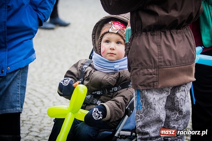 Zdjęcie w galerii na portalu naszraciborz.pl: Wielka Orkiestra Owsiaka na Rynku - z morsami, strażakami i braćmi kurkowymi wiadomości z regionu