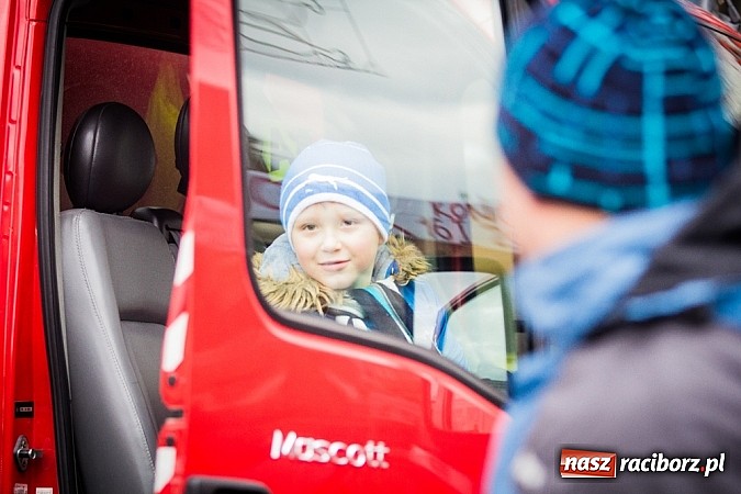 Zdjęcie w galerii na portalu naszraciborz.pl: Wielka Orkiestra Owsiaka na Rynku - z morsami, strażakami i braćmi kurkowymi wiadomości z regionu