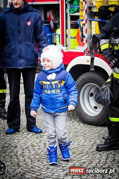 Zdjęcie w galerii na portalu naszraciborz.pl: Wielka Orkiestra Owsiaka na Rynku - z morsami, strażakami i braćmi kurkowymi wiadomości z regionu