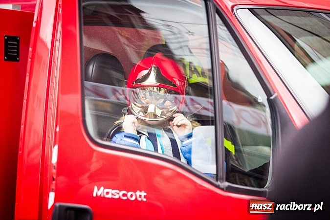 Zdjęcie w galerii na portalu naszraciborz.pl: Wielka Orkiestra Owsiaka na Rynku - z morsami, strażakami i braćmi kurkowymi wiadomości z regionu