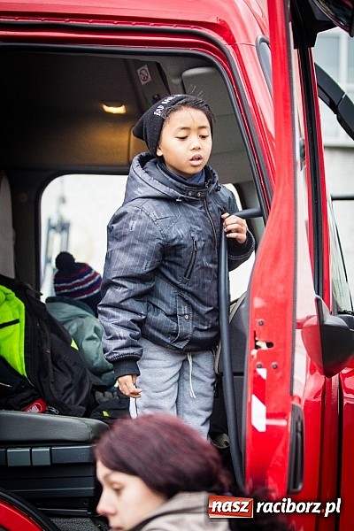 Zdjęcie w galerii na portalu naszraciborz.pl: Wielka Orkiestra Owsiaka na Rynku - z morsami, strażakami i braćmi kurkowymi wiadomości z regionu