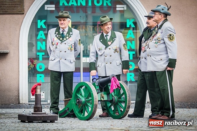 Zdjęcie w galerii na portalu naszraciborz.pl: Wielka Orkiestra Owsiaka na Rynku - z morsami, strażakami i braćmi kurkowymi wiadomości z regionu