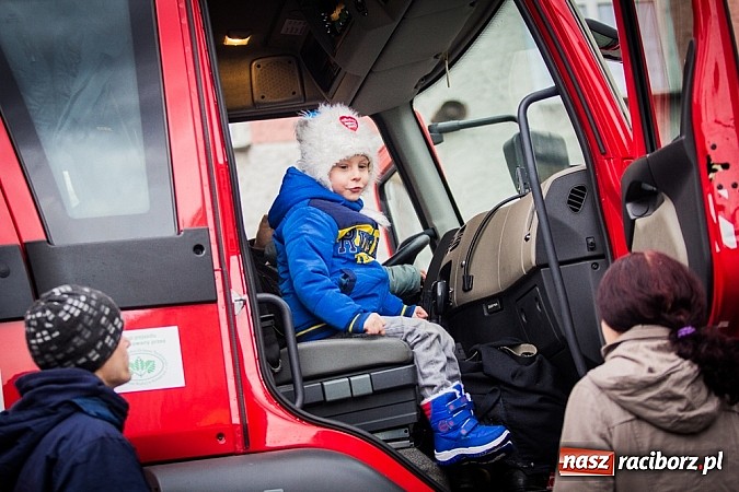 Zdjęcie w galerii na portalu naszraciborz.pl: Wielka Orkiestra Owsiaka na Rynku - z morsami, strażakami i braćmi kurkowymi wiadomości z regionu