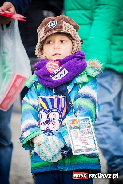 Zdjęcie w galerii na portalu naszraciborz.pl: Wielka Orkiestra Owsiaka na Rynku - z morsami, strażakami i braćmi kurkowymi wiadomości z regionu