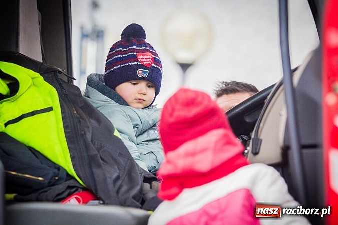 Zdjęcie w galerii na portalu naszraciborz.pl: Wielka Orkiestra Owsiaka na Rynku - z morsami, strażakami i braćmi kurkowymi wiadomości z regionu