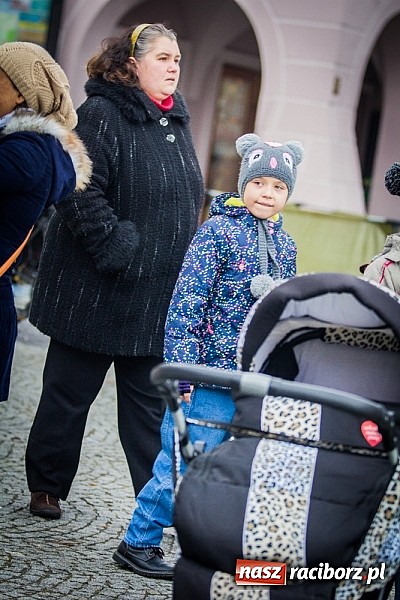 Zdjęcie w galerii na portalu naszraciborz.pl: Wielka Orkiestra Owsiaka na Rynku - z morsami, strażakami i braćmi kurkowymi wiadomości z regionu
