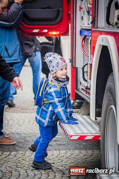 Zdjęcie w galerii na portalu naszraciborz.pl: Wielka Orkiestra Owsiaka na Rynku - z morsami, strażakami i braćmi kurkowymi wiadomości z regionu