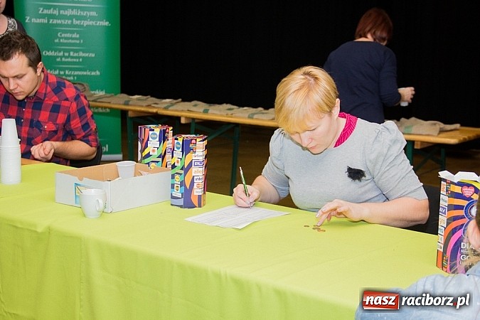Zdjęcie w galerii na portalu naszraciborz.pl: Wielka Orkiestra Owsiaka na Rynku - z morsami, strażakami i braćmi kurkowymi wiadomości z regionu