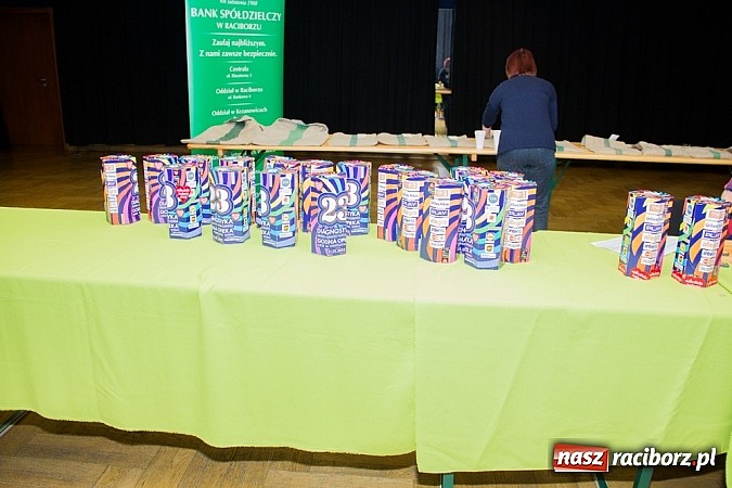 Zdjęcie w galerii na portalu naszraciborz.pl: Wielka Orkiestra Owsiaka na Rynku - z morsami, strażakami i braćmi kurkowymi wiadomości z regionu