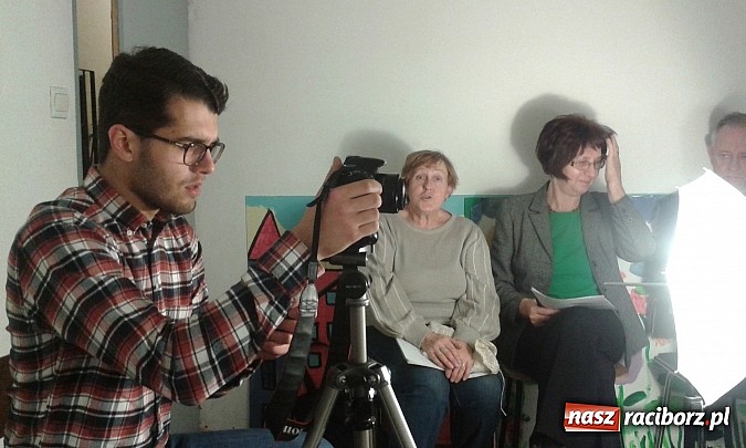 Zdjęcie w galerii na portalu naszraciborz.pl: Mieszkańcy Nędzy przed kamerą opowiadali o pierwszej pracy  wiadomości z regionu