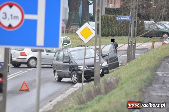 Zdjęcie w galerii na portalu naszraciborz.pl: Wielka poniedziałkowa kumulacja na drogach. Na Brzeskiej na oczach policji i strażaków kierowca alfy doprowadził do kolizji! wiadomości z regionu