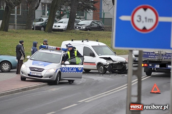Zdjęcie w galerii na portalu naszraciborz.pl: Wielka poniedziałkowa kumulacja na drogach. Na Brzeskiej na oczach policji i strażaków kierowca alfy doprowadził do kolizji! wiadomości z regionu