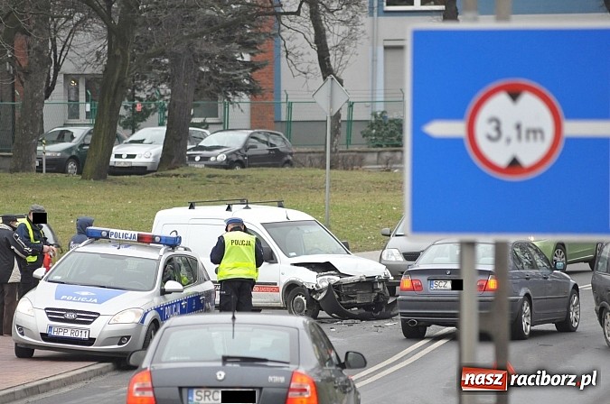 Zdjęcie w galerii na portalu naszraciborz.pl: Wielka poniedziałkowa kumulacja na drogach. Na Brzeskiej na oczach policji i strażaków kierowca alfy doprowadził do kolizji! wiadomości z regionu