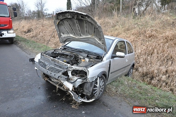 Zdjęcie w galerii na portalu naszraciborz.pl: Wielka poniedziałkowa kumulacja na drogach. Na Brzeskiej na oczach policji i strażaków kierowca alfy doprowadził do kolizji! wiadomości z regionu