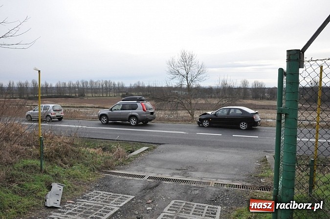 Zdjęcie w galerii na portalu naszraciborz.pl: Wielka poniedziałkowa kumulacja na drogach. Na Brzeskiej na oczach policji i strażaków kierowca alfy doprowadził do kolizji! wiadomości z regionu