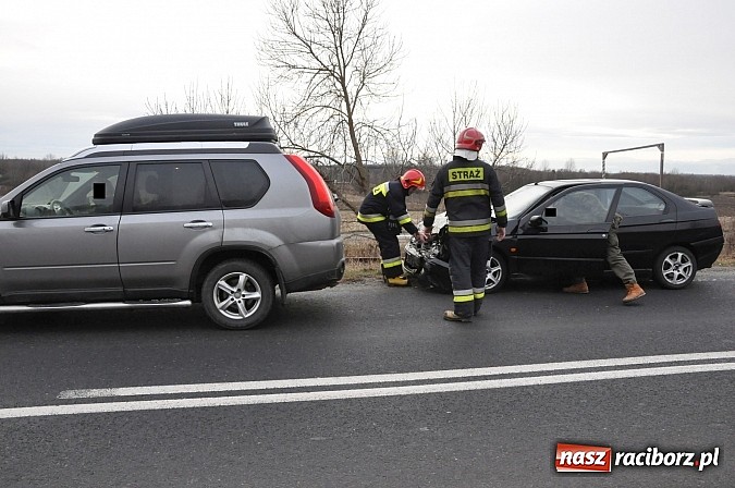 Zdjęcie w galerii na portalu naszraciborz.pl: Wielka poniedziałkowa kumulacja na drogach. Na Brzeskiej na oczach policji i strażaków kierowca alfy doprowadził do kolizji! wiadomości z regionu