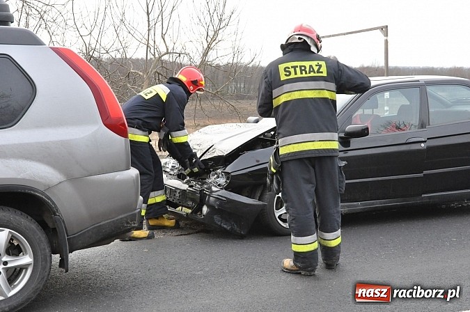 Zdjęcie w galerii na portalu naszraciborz.pl: Wielka poniedziałkowa kumulacja na drogach. Na Brzeskiej na oczach policji i strażaków kierowca alfy doprowadził do kolizji! wiadomości z regionu