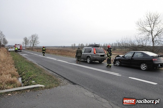 Zdjęcie w galerii na portalu naszraciborz.pl: Wielka poniedziałkowa kumulacja na drogach. Na Brzeskiej na oczach policji i strażaków kierowca alfy doprowadził do kolizji! wiadomości z regionu