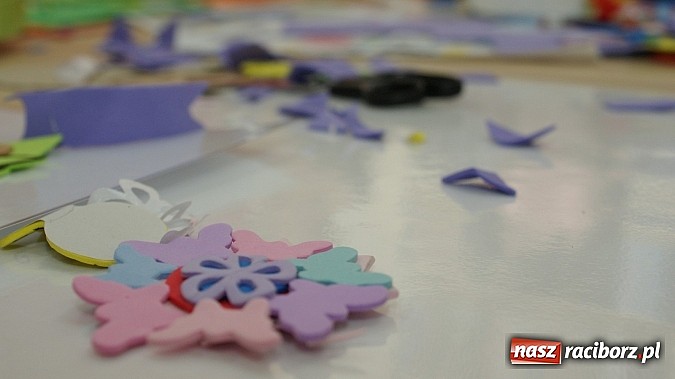 Zdjęcie w galerii na portalu naszraciborz.pl: Warsztaty z wyobraźnią: Cuda-wianki z pianki wiadomości z regionu