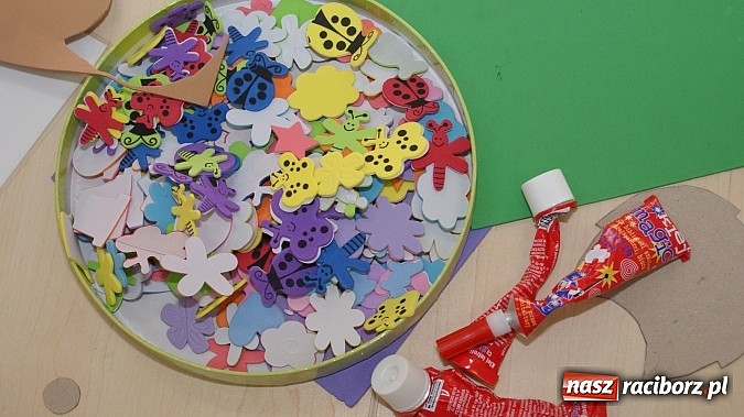 Zdjęcie w galerii na portalu naszraciborz.pl: Warsztaty z wyobraźnią: Cuda-wianki z pianki wiadomości z regionu