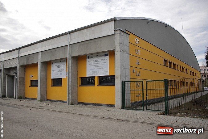Zdjęcie w galerii na portalu naszraciborz.pl: Hala ZSOMS będzie zmodernizowana. Obecnie to bubel wiadomości z regionu