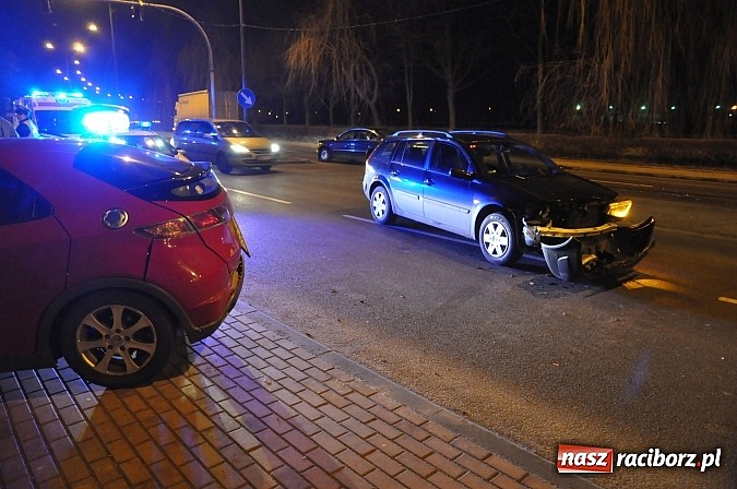 Zdjęcie w galerii na portalu naszraciborz.pl: Zderzenie trzech pojazdów na Odrostradzie wiadomości z regionu