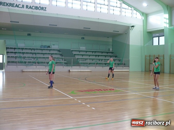 Zdjęcie w galerii na portalu naszraciborz.pl: I Otwarte Mistrzostwa Raciborza w Piłce Nożnej Halowej Dziewcząt Szk&oacute;ł Gimnazjalnych wiadomości z regionu
