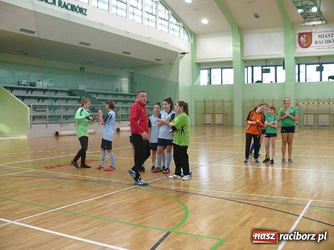 Zdjęcie w galerii na portalu naszraciborz.pl: I Otwarte Mistrzostwa Raciborza w Piłce Nożnej Halowej Dziewcząt Szk&oacute;ł Gimnazjalnych wiadomości z regionu