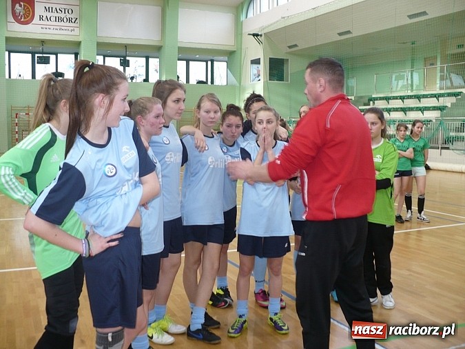 Zdjęcie w galerii na portalu naszraciborz.pl: I Otwarte Mistrzostwa Raciborza w Piłce Nożnej Halowej Dziewcząt Szk&oacute;ł Gimnazjalnych wiadomości z regionu