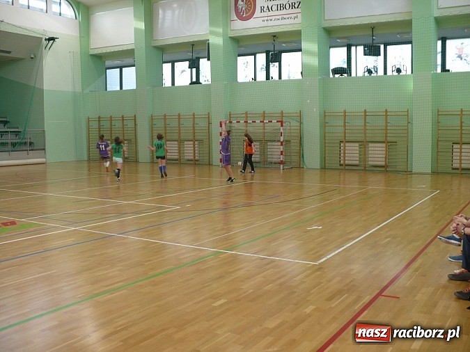 Zdjęcie w galerii na portalu naszraciborz.pl: I Otwarte Mistrzostwa Raciborza w Piłce Nożnej Halowej Dziewcząt Szk&oacute;ł Gimnazjalnych wiadomości z regionu