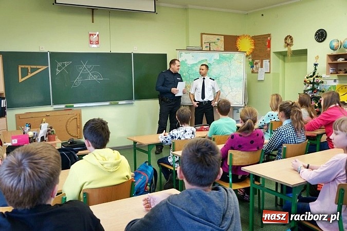 Zdjęcie w galerii na portalu naszraciborz.pl: Przed feriami raciborscy policjanci odwiedzili uczniów  wiadomości z regionu