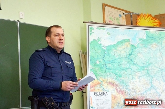 Zdjęcie w galerii na portalu naszraciborz.pl: Przed feriami raciborscy policjanci odwiedzili uczniów  wiadomości z regionu