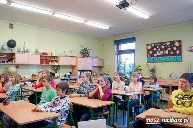 Zdjęcie w galerii na portalu naszraciborz.pl: Przed feriami raciborscy policjanci odwiedzili uczniów  wiadomości z regionu