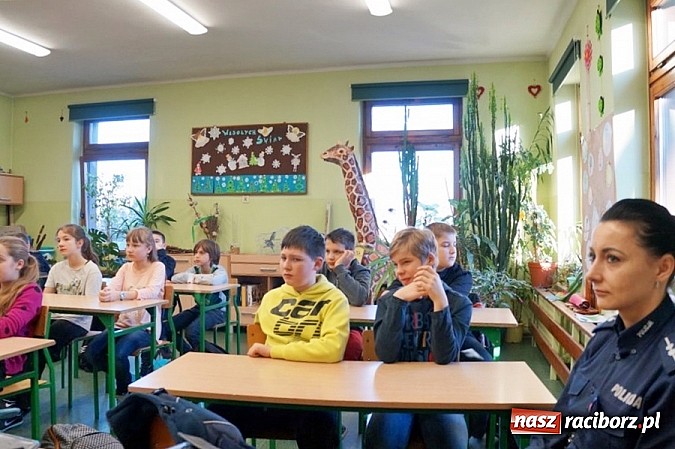 Zdjęcie w galerii na portalu naszraciborz.pl: Przed feriami raciborscy policjanci odwiedzili uczniów  wiadomości z regionu