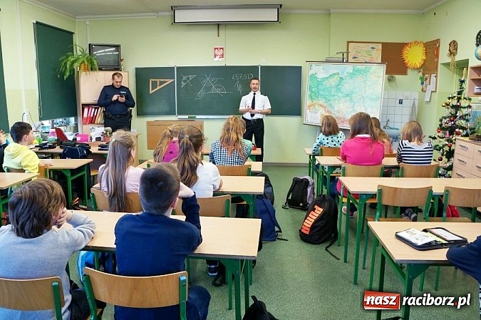 Zdjęcie w galerii na portalu naszraciborz.pl: Przed feriami raciborscy policjanci odwiedzili uczniów  wiadomości z regionu