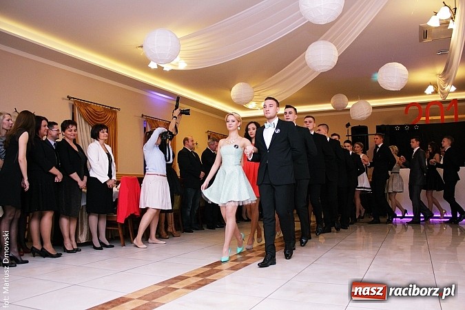 Zdjęcie w galerii na portalu naszraciborz.pl: Maturzyści z raciborskiej Budowlanki bawią się w Anielskim Młynie w Pogrzebieniu wiadomości z regionu