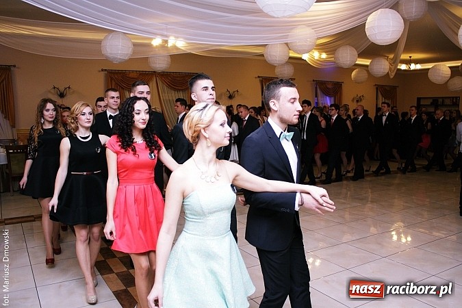 Zdjęcie w galerii na portalu naszraciborz.pl: Maturzyści z raciborskiej Budowlanki bawią się w Anielskim Młynie w Pogrzebieniu wiadomości z regionu