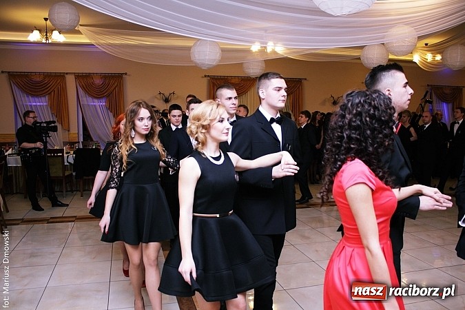 Zdjęcie w galerii na portalu naszraciborz.pl: Maturzyści z raciborskiej Budowlanki bawią się w Anielskim Młynie w Pogrzebieniu wiadomości z regionu