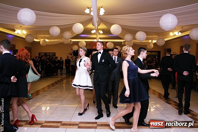 Zdjęcie w galerii na portalu naszraciborz.pl: Maturzyści z raciborskiej Budowlanki bawią się w Anielskim Młynie w Pogrzebieniu wiadomości z regionu