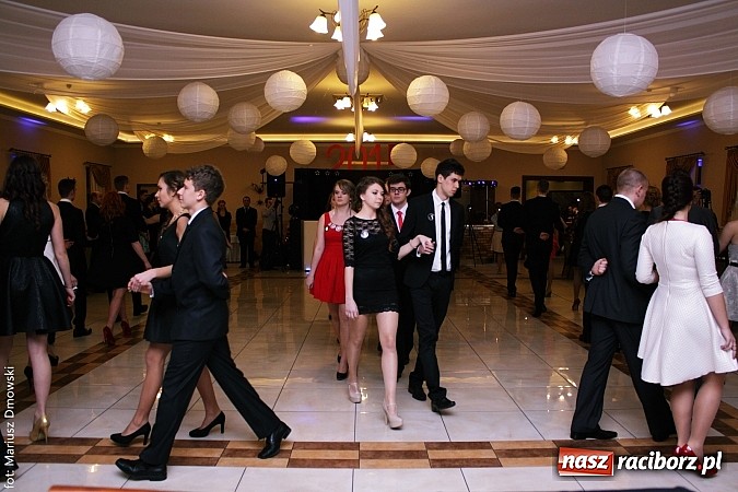 Zdjęcie w galerii na portalu naszraciborz.pl: Maturzyści z raciborskiej Budowlanki bawią się w Anielskim Młynie w Pogrzebieniu wiadomości z regionu