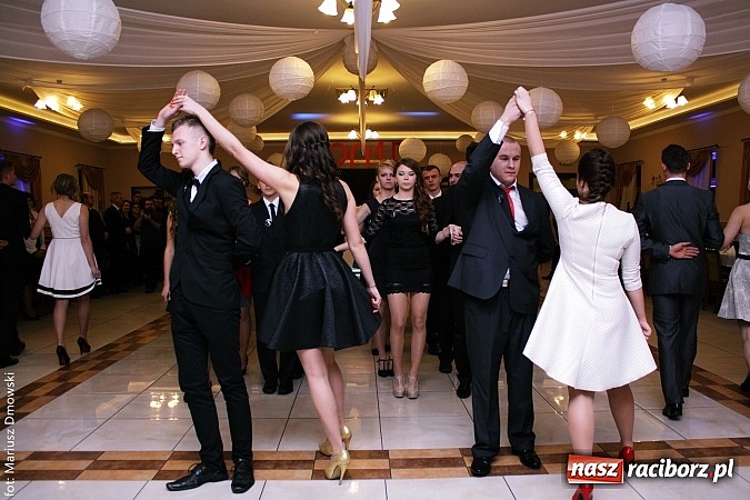 Zdjęcie w galerii na portalu naszraciborz.pl: Maturzyści z raciborskiej Budowlanki bawią się w Anielskim Młynie w Pogrzebieniu wiadomości z regionu