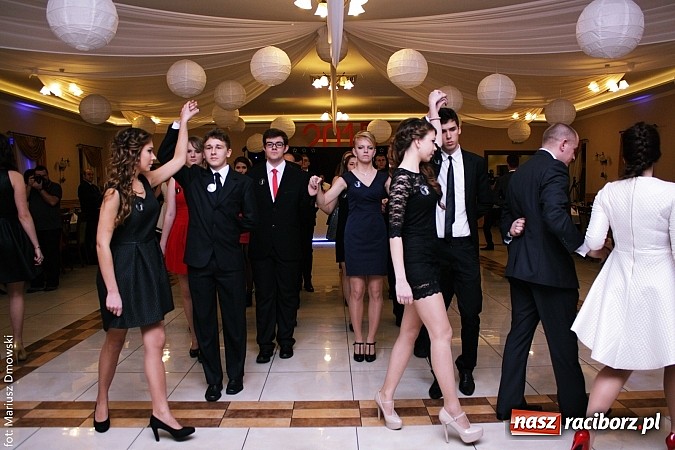 Zdjęcie w galerii na portalu naszraciborz.pl: Maturzyści z raciborskiej Budowlanki bawią się w Anielskim Młynie w Pogrzebieniu wiadomości z regionu