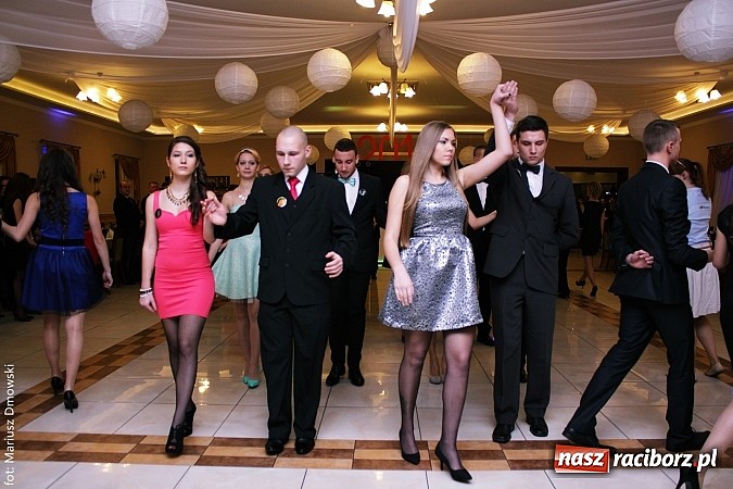 Zdjęcie w galerii na portalu naszraciborz.pl: Maturzyści z raciborskiej Budowlanki bawią się w Anielskim Młynie w Pogrzebieniu wiadomości z regionu