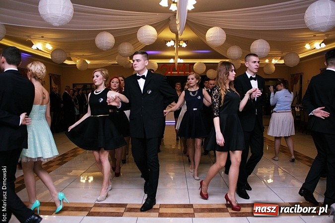 Zdjęcie w galerii na portalu naszraciborz.pl: Maturzyści z raciborskiej Budowlanki bawią się w Anielskim Młynie w Pogrzebieniu wiadomości z regionu