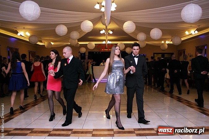 Zdjęcie w galerii na portalu naszraciborz.pl: Maturzyści z raciborskiej Budowlanki bawią się w Anielskim Młynie w Pogrzebieniu wiadomości z regionu