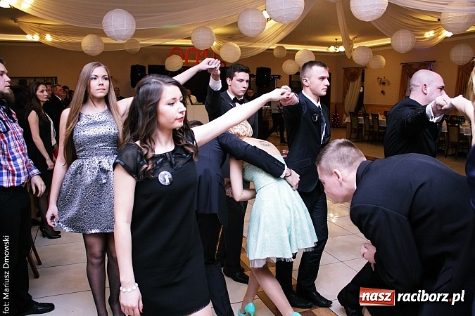 Zdjęcie w galerii na portalu naszraciborz.pl: Maturzyści z raciborskiej Budowlanki bawią się w Anielskim Młynie w Pogrzebieniu wiadomości z regionu