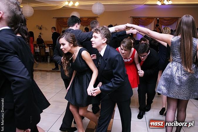 Zdjęcie w galerii na portalu naszraciborz.pl: Maturzyści z raciborskiej Budowlanki bawią się w Anielskim Młynie w Pogrzebieniu wiadomości z regionu